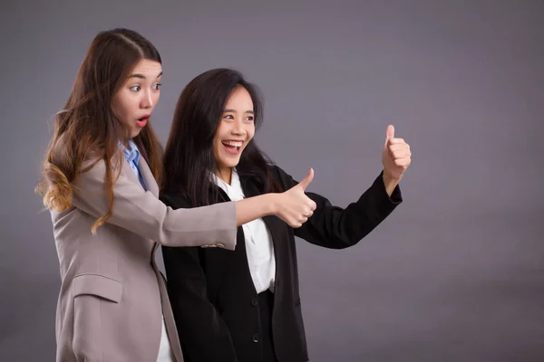 Sorrindo rindo bem sucedido animado equipe de negócios surpreso dando polegar até gesto — Fotografia de Stock