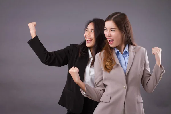 Sterke gelukkig vreugdevolle opgewonden verrast zakelijke vrouwen team opzoeken — Stockfoto