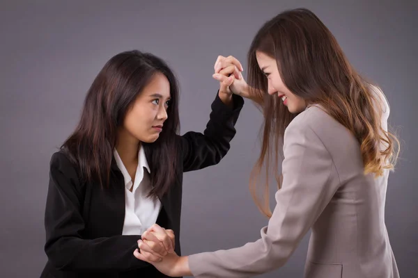 Zakelijke vrouwen concurreren, vechten voor superioriteit — Stockfoto