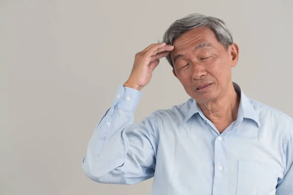 Malato stressato vecchio anziano mal di testa, vertigini, infiammazione del seno, stress, emicrania, alzheimer, concetto di malattia di Parkinson — Foto Stock