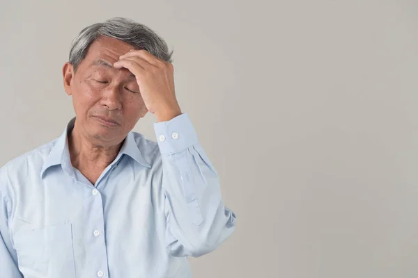 Anciano enfermo estresado dolor de cabeza, mareos, inflamación de los senos paranasales, estrés, migraña, alzheimer, concepto de enfermedad de Parkinson — Foto de Stock