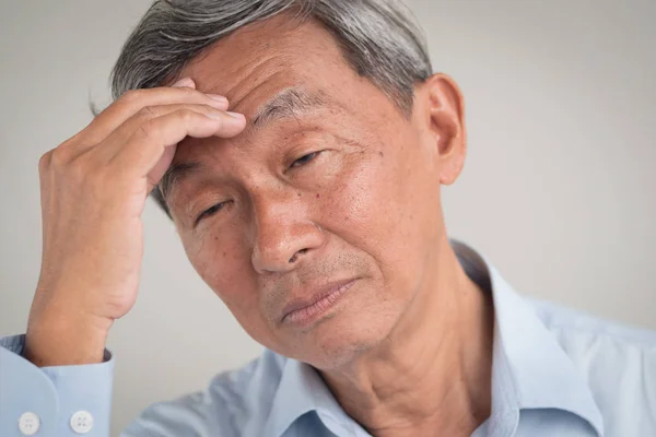 Anciano enfermo estresado dolor de cabeza, mareos, inflamación de los senos paranasales, estrés, migraña, alzheimer, concepto de enfermedad de Parkinson — Foto de Stock