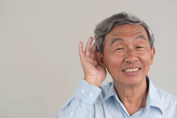 Senior gammel mand lytter til gode nyheder - Stock-foto