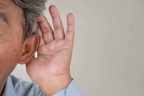 Anciano mayor escuchando, problemas auditivos o recibiendo información — Foto de Stock