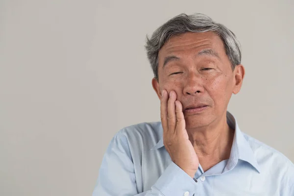 Anciano enfermo con dolor de muelas, concepto de cuidado dental — Foto de Stock