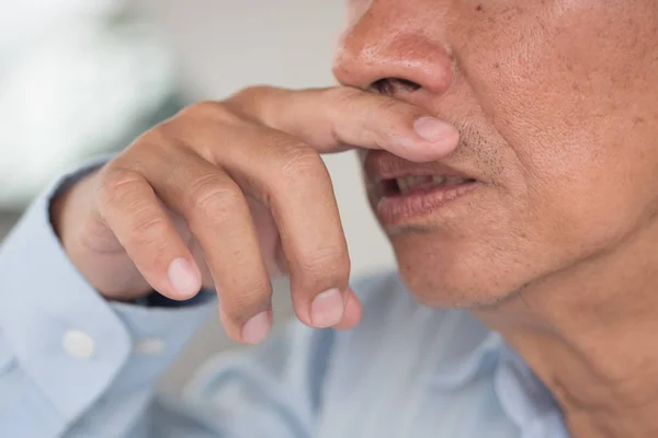 Kranker alter Mann, Grippe, Schnupfen, laufende Nase — Stockfoto