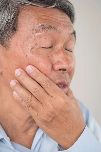 Beteg vezető öreg fogfájás, fogászati ellátás fogalma — Stock Fotó