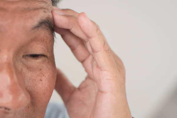 Älterer Mann leidet an Demenz oder Gedächtnisverlust — Stockfoto
