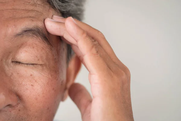 Vezető öreg ember szenved a fájdalom krónikus fejfájás, migrén, stressz, másnaposság — Stock Fotó