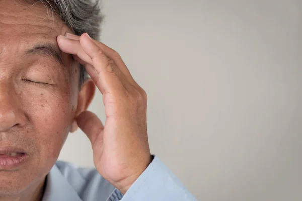 Anciano mayor que sufre de dolor de cabeza crónico, migraña, estrés, resaca — Foto de Stock