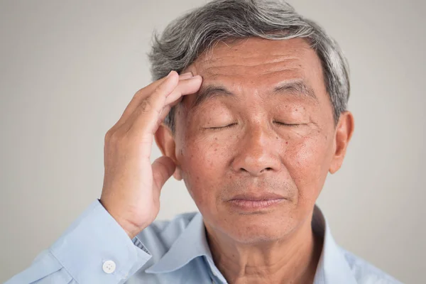 Anciano mayor que sufre de dolor de cabeza crónico, migraña, estrés, resaca — Foto de Stock