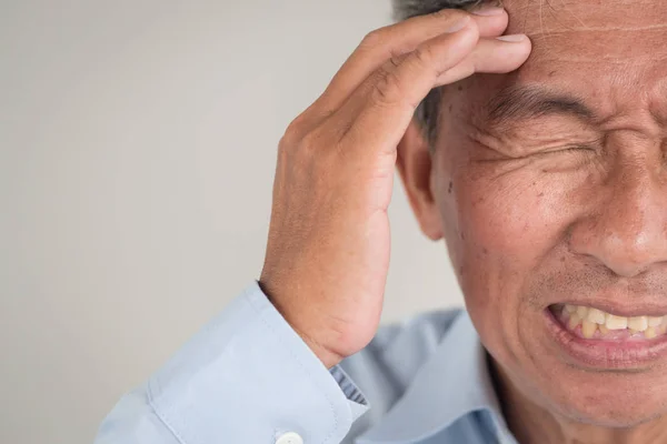 Anciano mayor que sufre de dolor de cabeza agudo, migraña, estrés, resaca — Foto de Stock