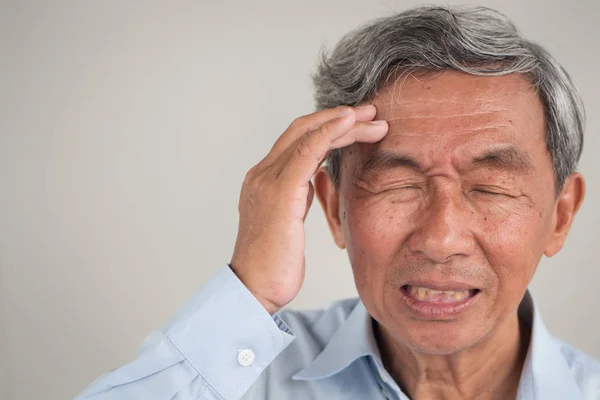 Anciano mayor que sufre de dolor de cabeza agudo, migraña, estrés, resaca — Foto de Stock