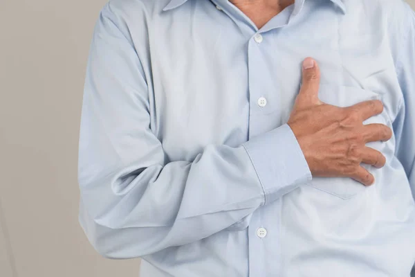 Anziano vecchio attacco di cuore, mano che tiene il petto — Foto Stock