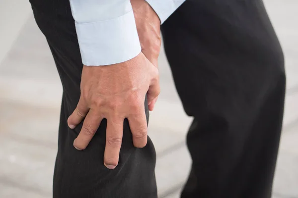 Hombre mano sosteniendo dolor en las articulaciones de la rodilla, osteoporosis, gota, problema en las articulaciones del hueso de la rodilla —  Fotos de Stock