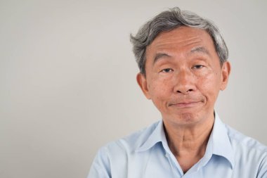 hayal kırıklığına uğramış kızgın negatif eski üst düzey emekli adam portre üzgün