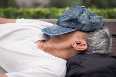 eski üst düzey zavallı evsiz adam açık, kentsel yoksulluk kavramı uyku