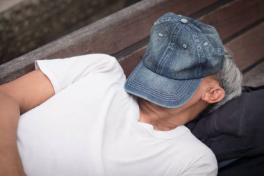 eski üst düzey zavallı evsiz adam açık, kentsel yoksulluk kavramı uyku