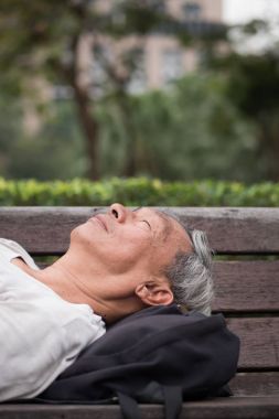 eski üst düzey zavallı evsiz adam açık, kentsel yoksulluk kavramı uyku