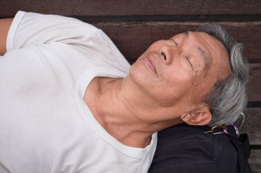 eski üst düzey zavallı evsiz adam açık, kentsel yoksulluk kavramı uyku