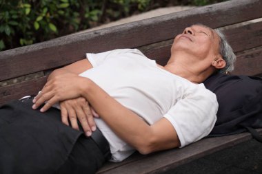 eski üst düzey zavallı evsiz adam açık, kentsel yoksulluk kavramı uyku