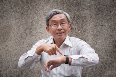 kızgın üzgün yaşlı adam, yine geç olmadığım için soruyorum