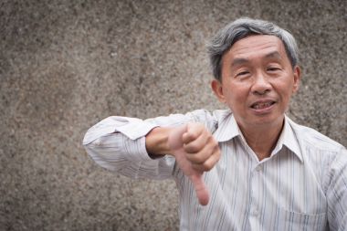 kızgın üst düzey veren başparmak hareketi, mutsuz sinirli sinirli ihtiyar