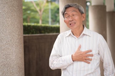 Kıdemli yaşlı adam kalp krizi, göğüs tutan el