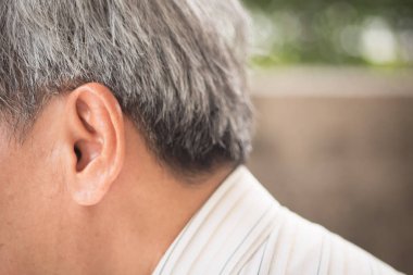 Kıdemli yaşlı adam dinleme, sorun işitme veya bilgi alma