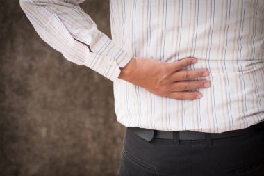 adam sırt ağrısı, el geri tutarak acı