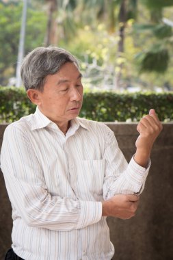 üst düzey adam acı dirsek eklem ağrısı veya yaralanma, osteoporoz, artrit, yaralanma, iltihabı, gut, romatizma belirtileri ile yaşlı adam