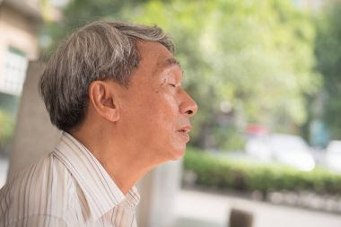 üzgün üzgün ihtiyar, umutsuz negatif erkek yüz üst düzey portre emekli.