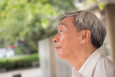 üzgün üzgün ihtiyar, umutsuz negatif erkek yüz üst düzey portre emekli.