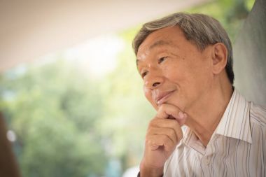 yaşlı adam, düşünceli kıdemli bir fikir planlama