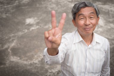 üst düzey ihtiyar v, zafer 2 parmak işaret işaret