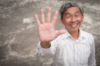 mutlu beş parmak, işaret eden üst düzey, pozitif emekli portre gülümseyen ihtiyar