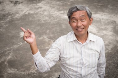 mutlu bir parmakla kadar üst düzey, pozitif emekli portre gülümseyen ihtiyar