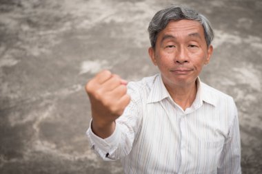 kızgın düşman agresif yaşlı adam, komuta sizde saldırmaya hazır yumruğunu kenetlenmesi