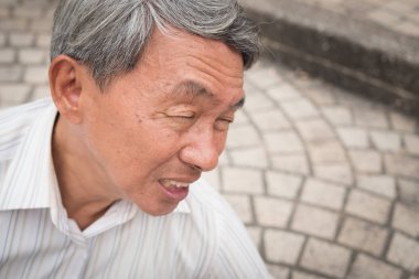 yaşlı adam kıdemli bağırarak acıyla çığlık