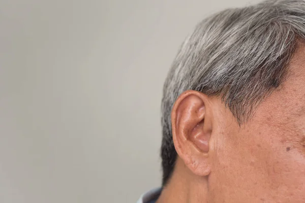 Anciano mayor escuchando, problemas auditivos o recibiendo información —  Fotos de Stock