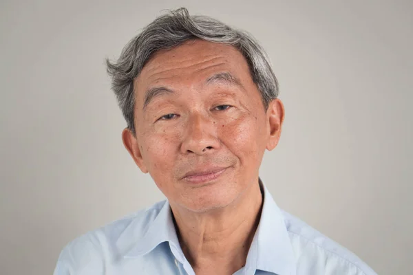 Portret van voormalig senior oude man, neutrale uitdrukking — Stockfoto