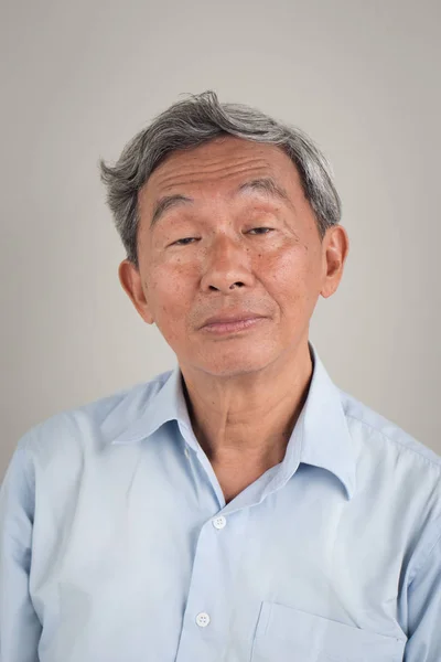 Retrato de anciano jubilado, expresión neutral — Foto de Stock