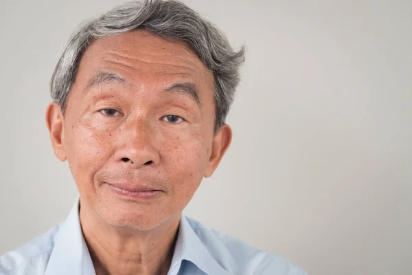 Molesto frustrado enojado negativo viejo jubilado hombre retrato — Foto de Stock