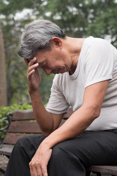 Triste disperato frustrato vecchio pensionato anziano seduto nel parco pubblico, concetto di povertà urbana — Foto Stock