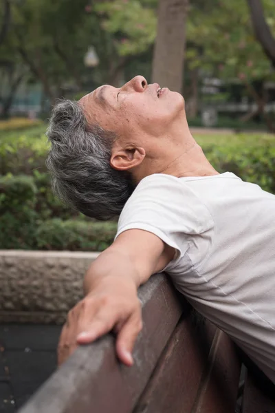 Triste desesperado frustrado velho aposentado idoso sentado no parque público, conceito de pobreza urbana — Fotografia de Stock