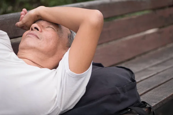 Oude senior arme dakloze man slapen buiten, stedelijke armoede concept — Stockfoto