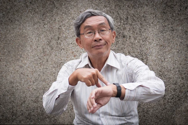 kızgın üzgün yaşlı adam, yine geç olmadığım için soruyorum