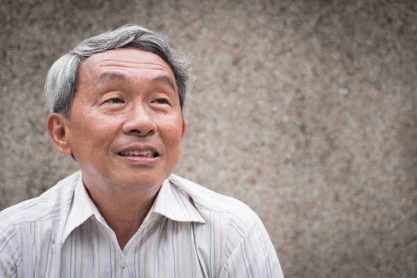 Viejo feliz mirando hacia arriba, sonriendo pensamiento senior, retrato jubilado positivo del pensionista —  Fotos de Stock