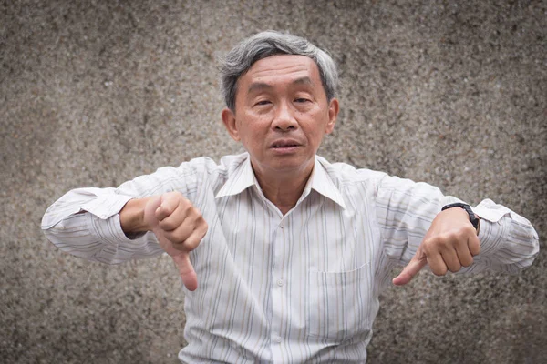 Enojado sénior dando el pulgar hacia abajo gesto, infeliz molesto frustrado anciano — Foto de Stock