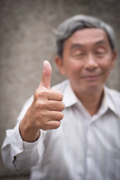 Starszy kciuk gest, szczęśliwy, uśmiechnięty akceptowania zatwierdzający staruszek — Zdjęcie stockowe